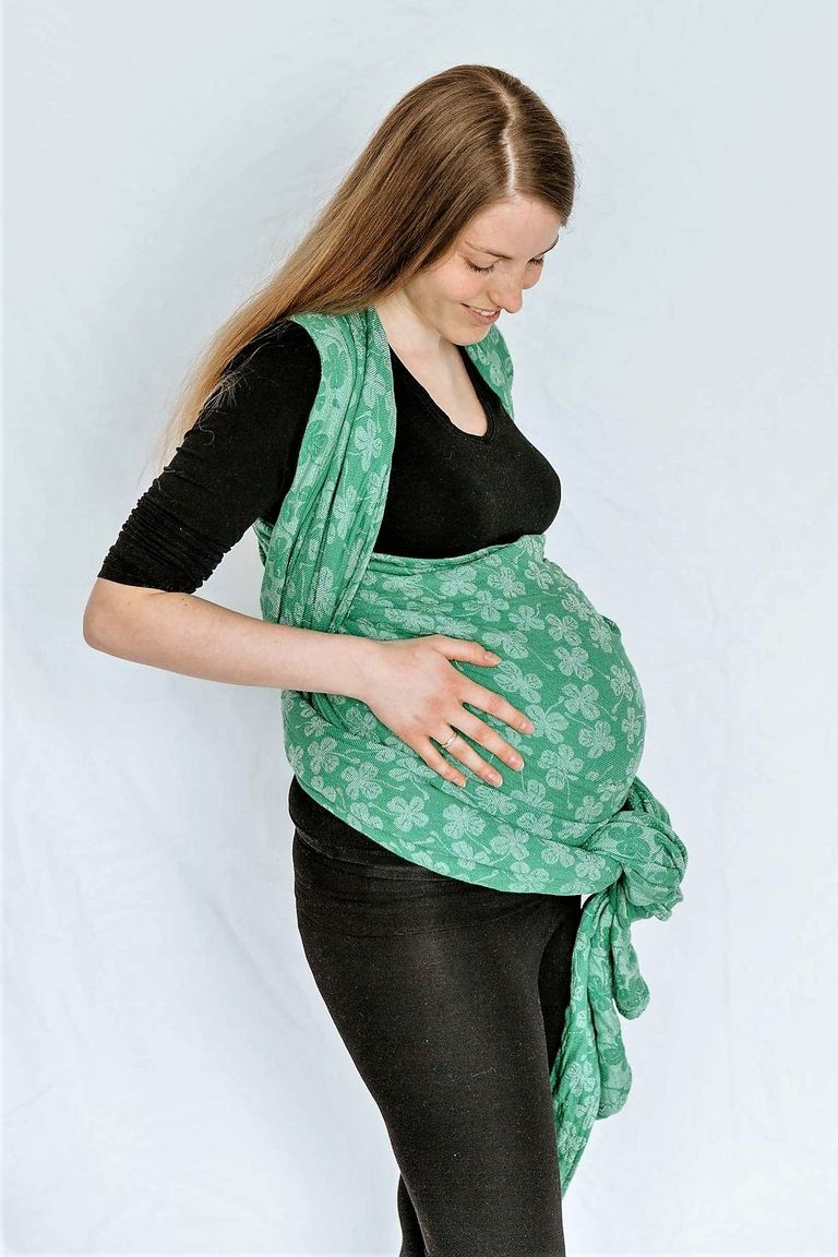 Bauch entlasten mit dem Tragetuch in der Schwangerschaft