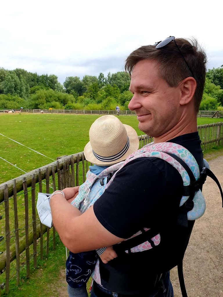 Papa mit Babytrage - Trageberatung Rostock Susanne Tenthorey